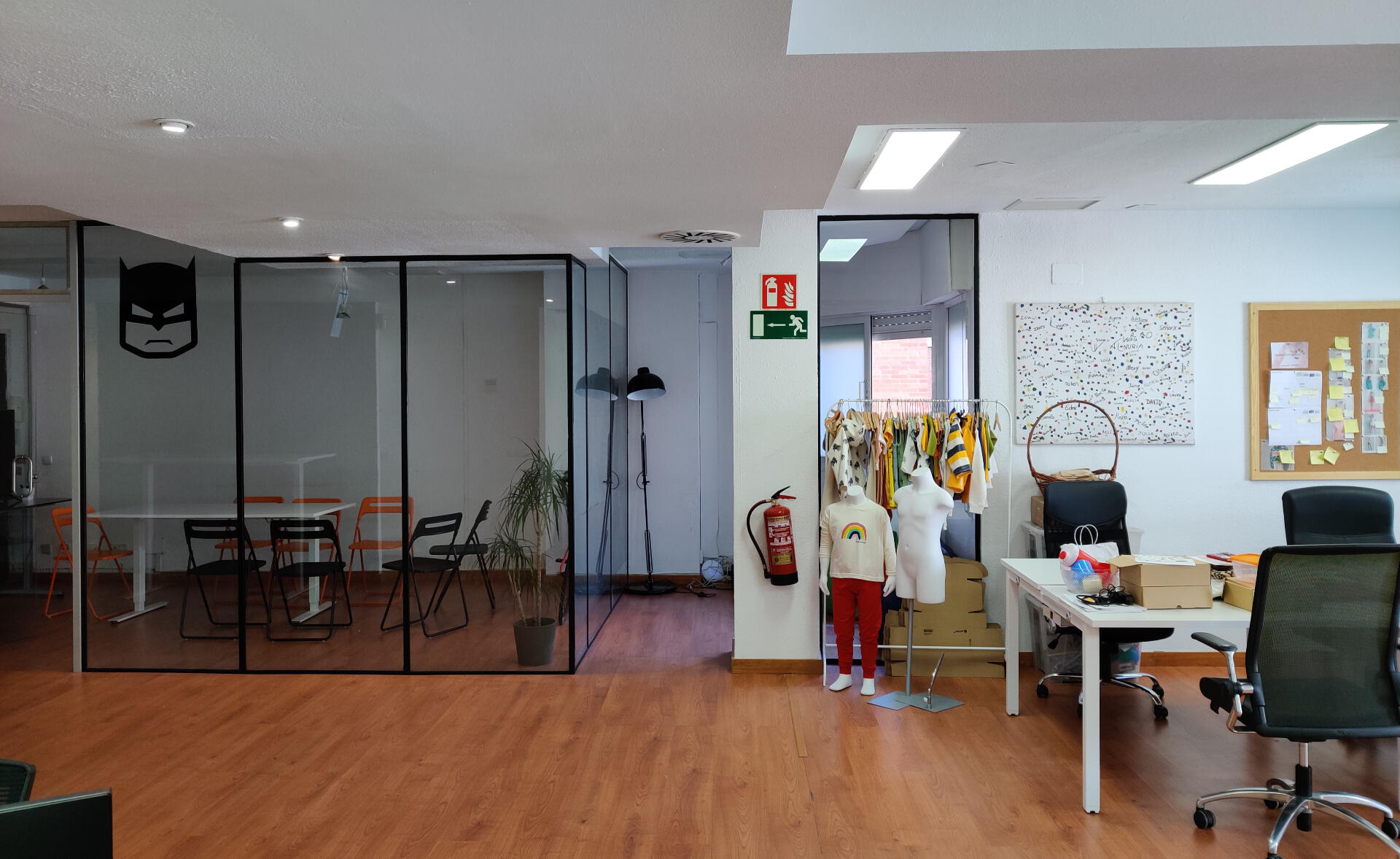 LIVINK Coworking - 11 - Sala de reuniones y zona de trabajo en oficina 1